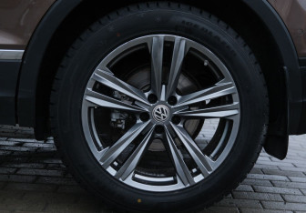 Подержанный автомобиль Volkswagen Tiguan 2017 года (23 фото)