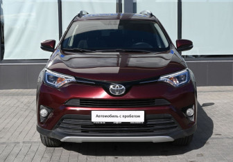 Подержанный автомобиль Toyota RAV4 2015 года (8 фото)