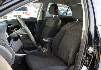 Подержанный автомобиль Toyota Corolla Sedan 2008 года (9 фото)