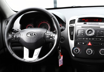 Подержанный автомобиль Kia Ceed Wagon 2010 года (19 фото)