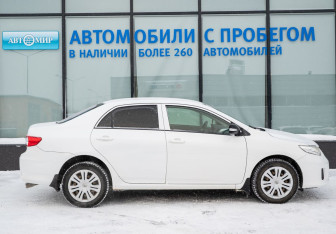 Подержанный автомобиль Toyota Corolla Sedan 2010 года (6 фото)