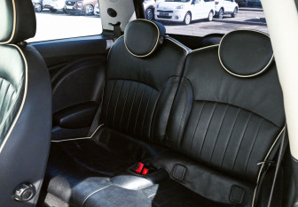 Подержанный автомобиль MINI Hatch 2006 года (15 фото)