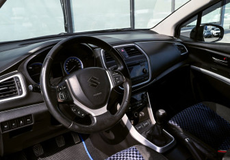 Подержанный автомобиль Suzuki SX4 Hatchback 2014 года (16 фото)