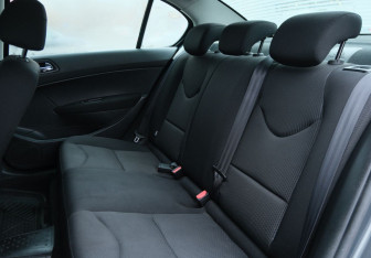 Подержанный автомобиль Peugeot 408 2014 года (17 фото)