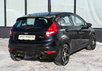 Подержанный автомобиль Ford Fiesta Hatchback 2008 года (5 фото)