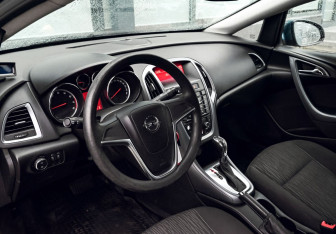 Подержанный автомобиль Opel Astra Sedan 2013 года (14 фото)