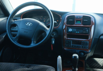 Подержанный автомобиль Hyundai Sonata 2006 года (10 фото)