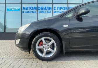 Подержанный автомобиль Opel Astra Hatchback 2011 года (17 фото)