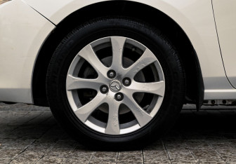 Подержанный автомобиль Mazda 2 Hatchback 2008 года (19 фото)