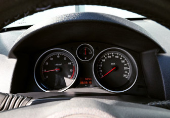 Подержанный автомобиль Opel Astra Sedan 2012 года (9 фото)