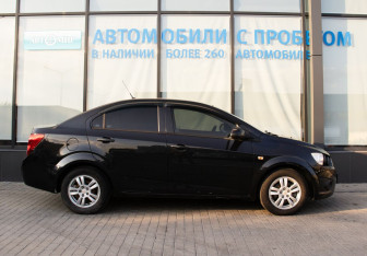 Подержанный автомобиль Chevrolet Aveo Sedan 2013 года (6 фото)