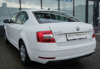 Подержанный автомобиль Skoda Octavia Liftback 2020 года (3 фото)