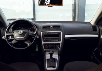 Подержанный автомобиль Skoda Octavia Liftback 2012 года (16 фото)