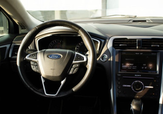 Подержанный автомобиль Ford Mondeo Sedan 2015 года (18 фото)