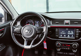 Подержанный автомобиль Kia Rio Sedan 2019 года (11 фото)