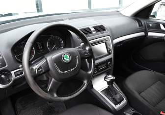 Подержанный автомобиль Skoda Octavia Liftback 2011 года (15 фото)