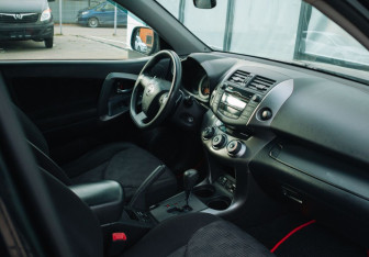 Подержанный автомобиль Toyota RAV4 2010 года (11 фото)