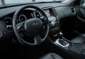 Подержанный автомобиль Infiniti QX50 2017 года (9 фото)