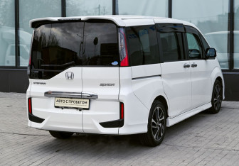 Подержанный автомобиль Honda Stepwgn 2016 года (5 фото)