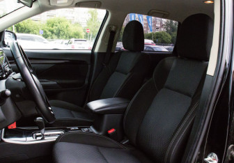 Подержанный автомобиль Mitsubishi Outlander 2021 года (15 фото)