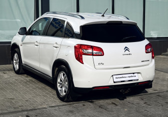 Подержанный автомобиль Citroen C4 Aircross 2012 года (3 фото)