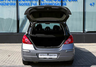 Подержанный автомобиль Nissan Tiida Hatchback 2012 года (18 фото)