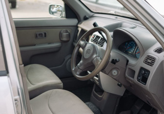 Подержанный автомобиль Nissan Cube 2001 года (9 фото)