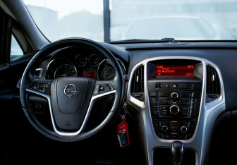 Подержанный автомобиль Opel Astra Hatchback 2011 года (19 фото)