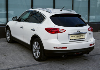 Подержанный автомобиль Infiniti EX 2011 года (3 фото)