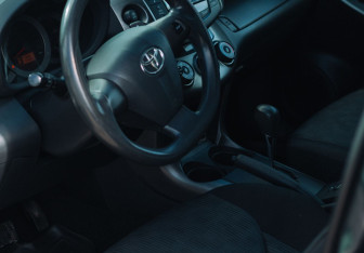 Подержанный автомобиль Toyota RAV4 2011 года (9 фото)