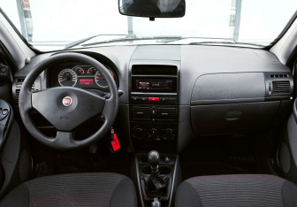 Подержанный автомобиль Fiat Albea 2011 года (10 фото)