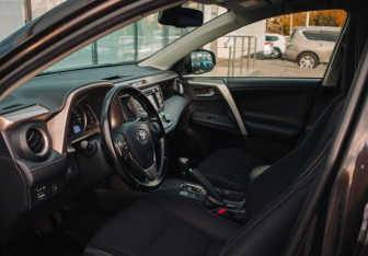 Подержанный автомобиль Toyota RAV4 2014 года (9 фото)