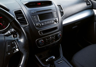 Подержанный автомобиль Kia Sorento 2015 года (9 фото)