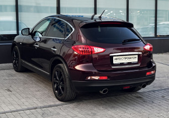 Подержанный автомобиль Infiniti QX50 2015 года (3 фото)