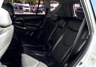 Подержанный автомобиль Toyota RAV4 2007 года (16 фото)