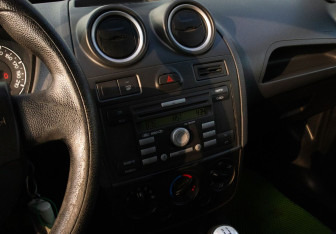 Подержанный автомобиль Ford Fiesta Hatchback 2007 года (11 фото)