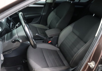 Подержанный автомобиль Skoda Octavia Liftback 2018 года (14 фото)