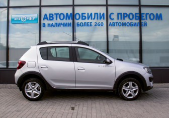 Подержанный автомобиль Renault Sandero 2017 года (6 фото)