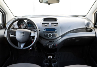 Подержанный автомобиль Chevrolet Spark 2011 года (12 фото)