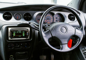 Подержанный автомобиль Daihatsu YRV 2001 года (17 фото)