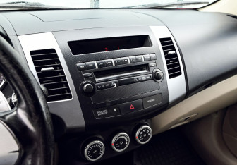 Подержанный автомобиль Mitsubishi Outlander 2007 года (10 фото)