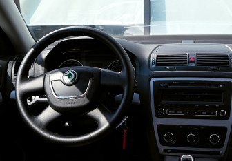 Подержанный автомобиль Skoda Octavia Liftback 2012 года (17 фото)