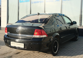 Подержанный автомобиль Opel Astra Sedan 2011 года (5 фото)