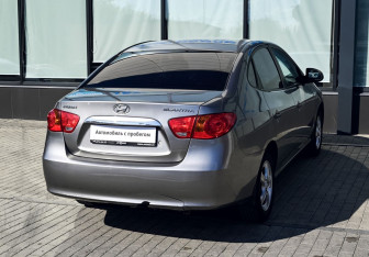 Подержанный автомобиль Hyundai Elantra Sedan 2010 года (5 фото)