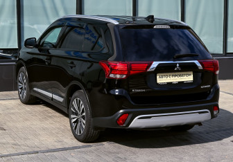 Подержанный автомобиль Mitsubishi Outlander 2019 года (3 фото)