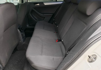 Подержанный автомобиль Volkswagen Jetta Sedan 2013 года (17 фото)