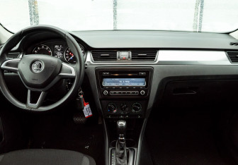 Подержанный автомобиль Skoda Rapid Liftback 2015 года (11 фото)