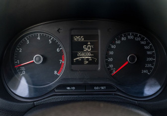 Подержанный автомобиль Volkswagen Polo Sedan 2015 года (16 фото)