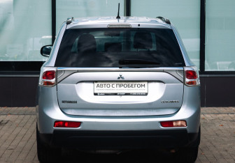 Подержанный автомобиль Mitsubishi Outlander 2012 года (4 фото)
