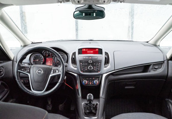 Подержанный автомобиль Opel Zafira Compactvan 2013 года (17 фото)